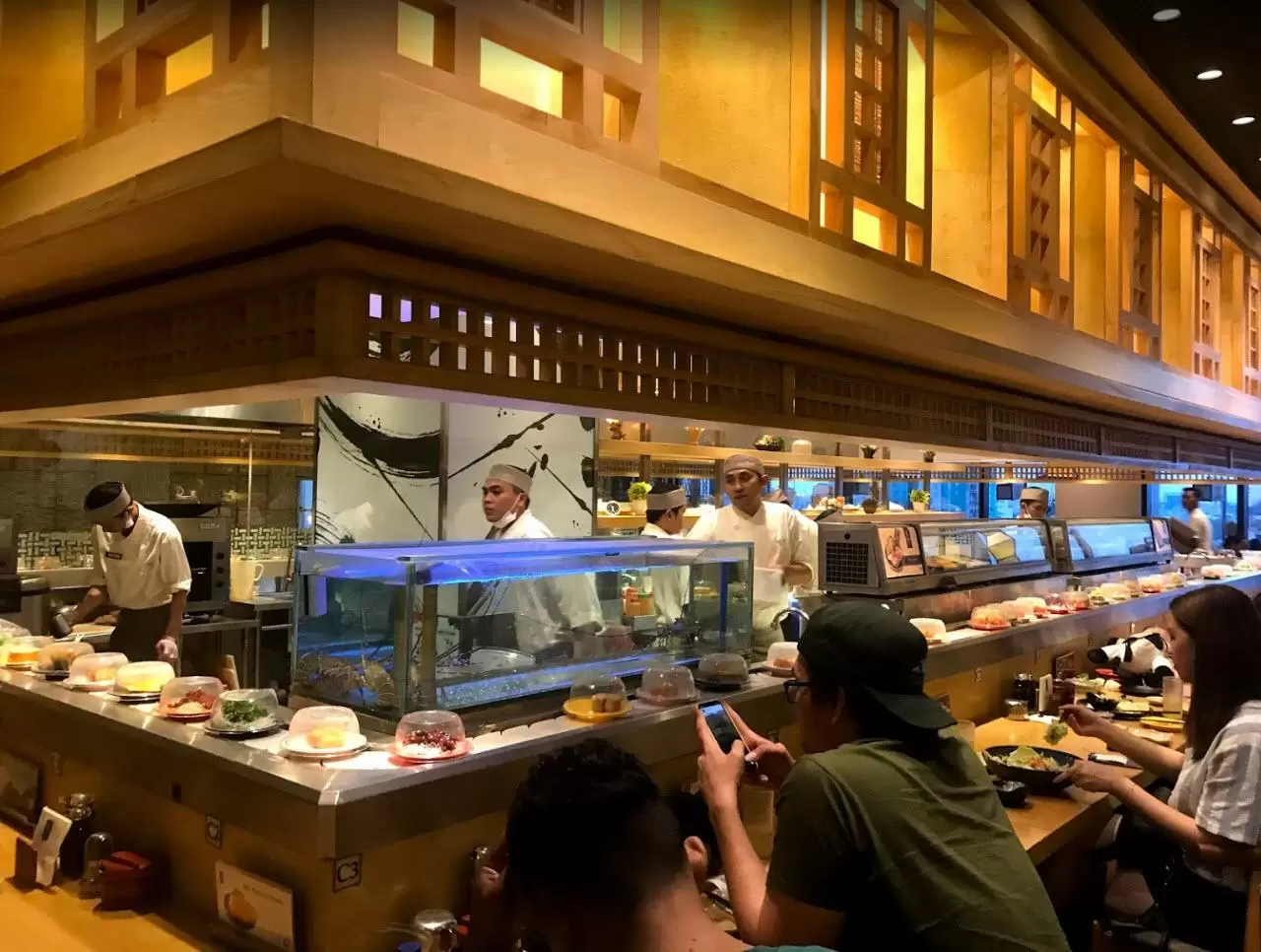 Suasana ruang makan Sushi Hiro Jambi
